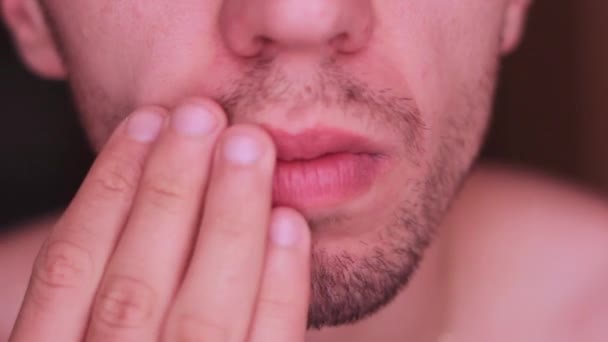 Cara acariciando sua barba close-up — Vídeo de Stock