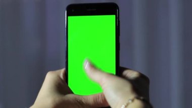 Kadın el telefon hroma anahtarla kullanın..