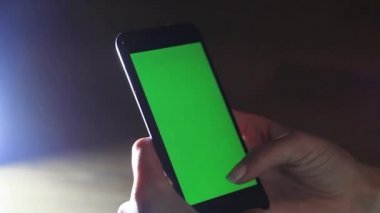Kadın el telefon hroma anahtarla kullanın..