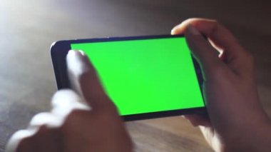 Eller hareket eden aygıt ile yeşil bir ekran kullanır. Chroma Key