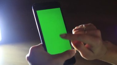 Kadın el telefon hroma-anahtar ile kullanın..