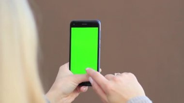 Kadın el telefon hroma-anahtar ile kullanın..