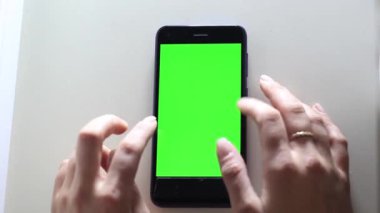 Eller yeşil bir ekran taşınabilir aygıtla düzenliyoruz. Krom anahtar