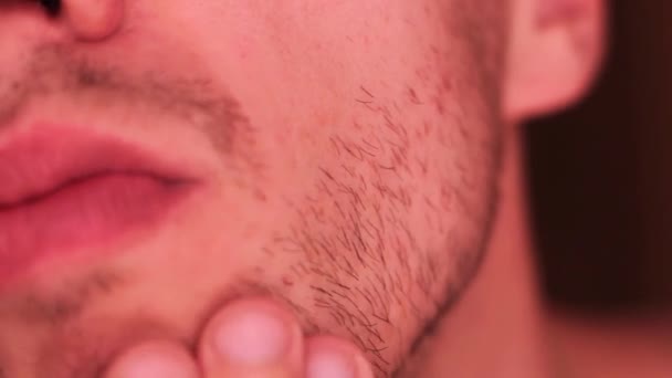 Killen strök hans skägg närbild — Stockvideo