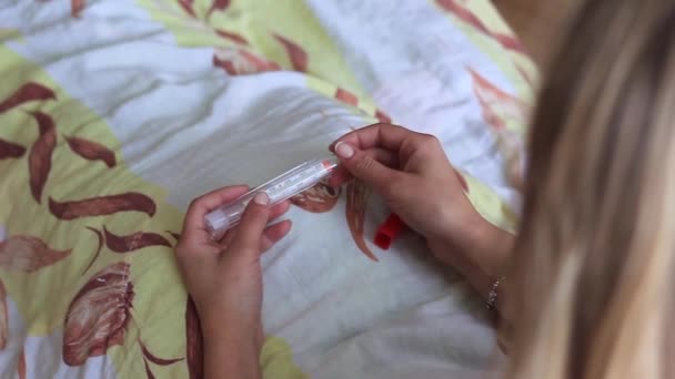 Девочка болеет хваткой и измеряет температуру — стоковое видео