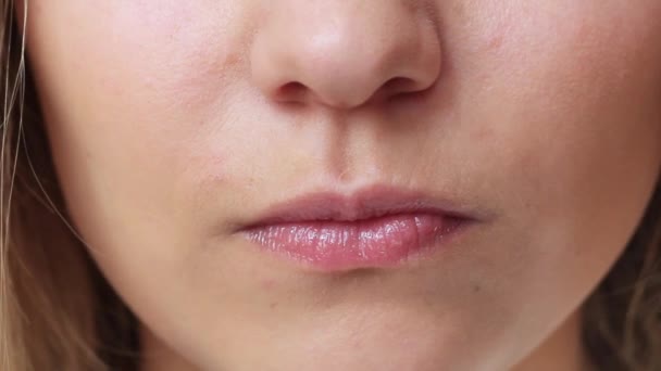 Lábios femininos fechar — Vídeo de Stock