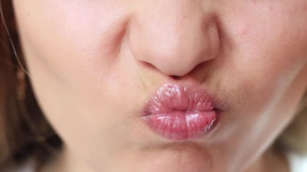 Женские губы закрываются — стоковое видео