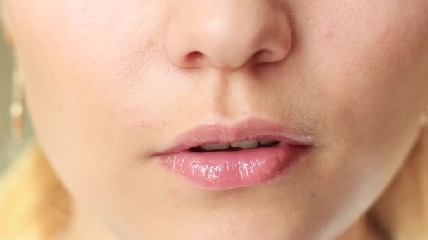 Labios femeninos cerca — Vídeos de Stock