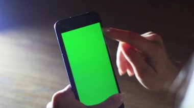 Kadın el telefon hroma-anahtar ile kullanın..