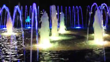 Şehir merkezinde gece çeşmeler