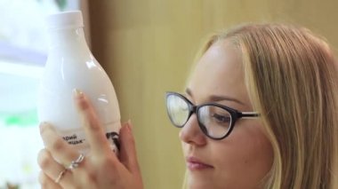 kız bir şişe süt süpermarkette dikkate alınarak