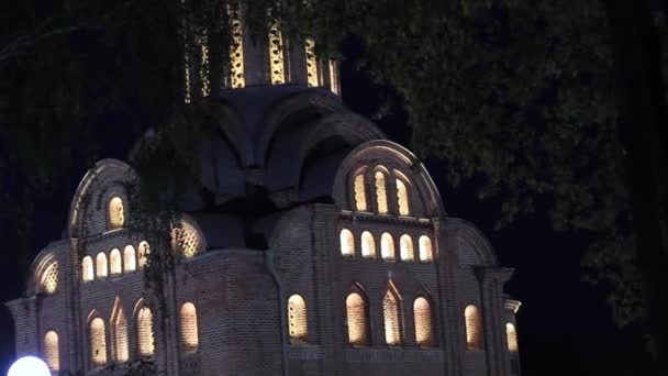 Biserica seara cu ferestre luminoase — Videoclip de stoc