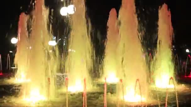Fontes noturnas no centro da cidade — Vídeo de Stock