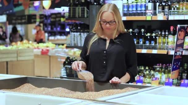 Meisje Een Supermarkt Met Boekweit Pap — Stockvideo