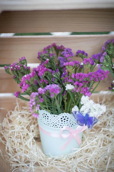 Flores decorativas em um vaso de plantas de plástico close-up — Fotografia de Stock