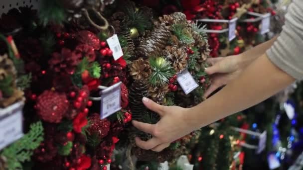 As mãos femininas estão considerando um trabalho artesanal grinalda de Natal — Vídeo de Stock