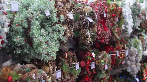 As mãos femininas estão considerando um trabalho artesanal grinalda de Natal — Vídeo de Stock