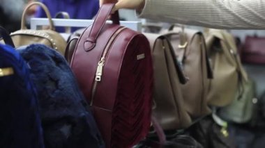 Kadın el deposundaki bir sırt çantası seçin