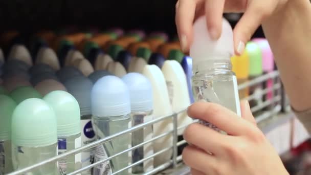 Female hands choose deodorant in the store — Stock Video