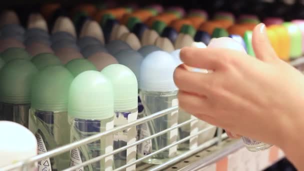 Vrouwelijke handen Kies deodorant in de winkel — Stockvideo