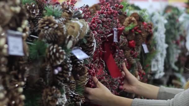 Mani femminili stanno considerando un lavoro fatto a mano ghirlanda di Natale — Video Stock