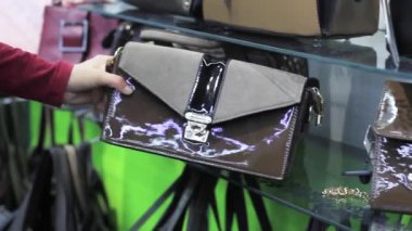 Eller seçer bir kadın el çantası içinde belgili tanımlık stok