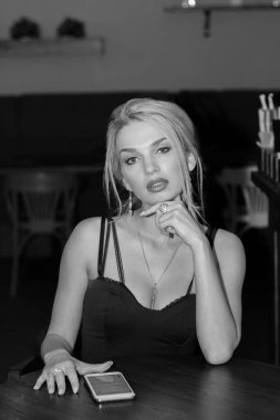 Cep telefonu olan kız.