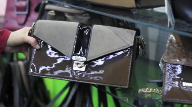 Eller seçer bir kadın el çantası içinde belgili tanımlık stok