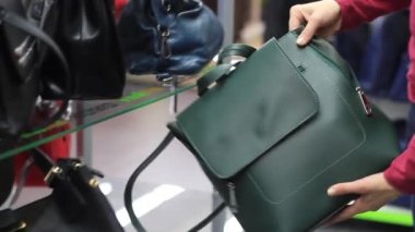 Eller seçer bir kadın el çantası içinde belgili tanımlık stok