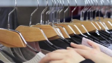 Kadın askı üzerinde pastel sıcak rahat kazak seçme