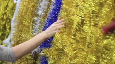 Noel tinsel ve kadın eller