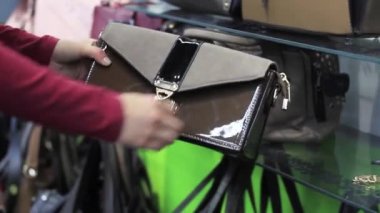 Eller seçer bir kadın el çantası içinde belgili tanımlık stok.