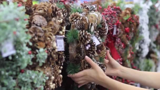 Kvinnliga händer funderar en handgjord arbete jul krans — Stockvideo