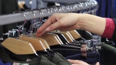 Erkek touch askısı ile butik giysilerle eller..