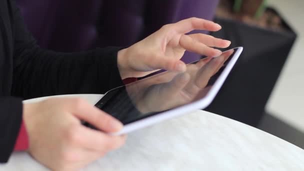 Female hands using tablet closeup — Stock Video