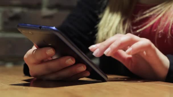 Hand houden met behulp van mobiele telefoon.girl met behulp van smartphone. — Stockvideo