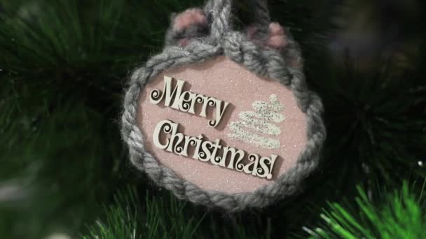 Juguetes suaves de Navidad en el árbol de Navidad. Año de Navidad del cerdo — Vídeos de Stock