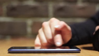 El ele tutuşmak için cep telefonu kullanın. Kız akıllı telefon kullanıyor..
