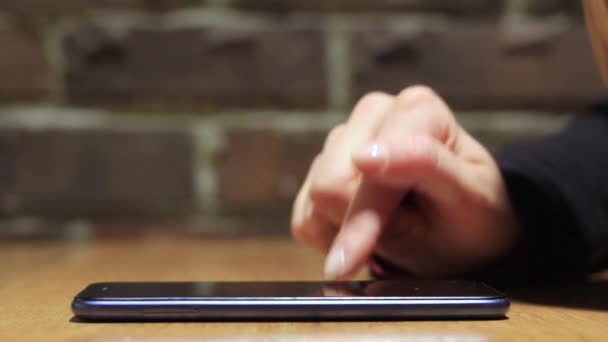 Mão Segurando Usando Telefone Celular — Vídeo de Stock