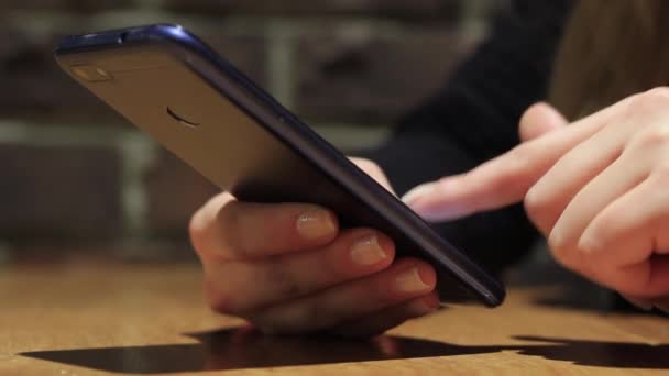 Celebración de la mano usando el teléfono móvil phone.girl usando el teléfono inteligente. — Vídeos de Stock