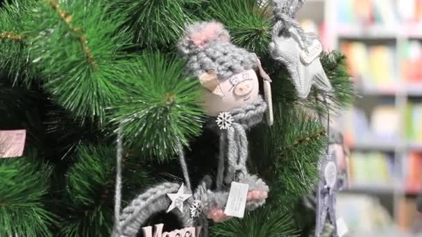 Peluches de Noël sur le sapin de Noël. Année de Noël du cochon — Video