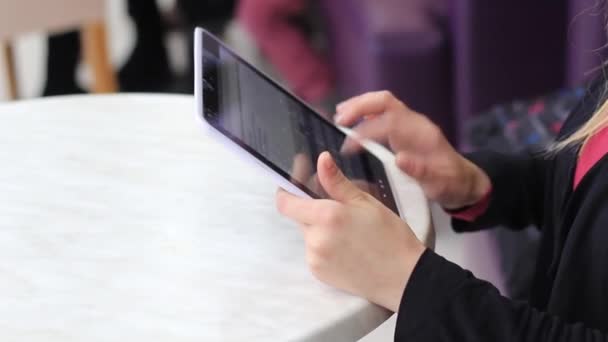 Γυναικεία χέρια χρησιμοποιώντας tablet κινηματογράφηση σε πρώτο πλάνο — Αρχείο Βίντεο