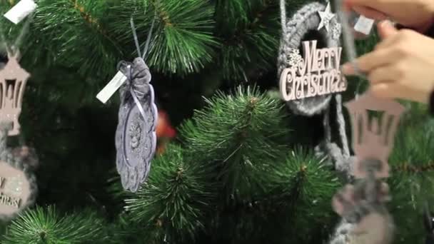 Giocattoli morbidi di Natale sull'albero di Natale. Anno di Natale del maiale — Video Stock