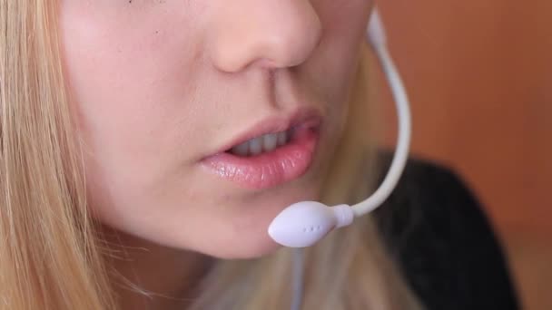 Chica se comunica usando auriculares . — Vídeos de Stock