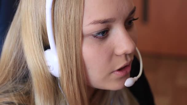 Fille communique en utilisant casque . — Video