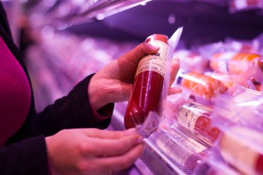 sosis süpermarkette tutan eller