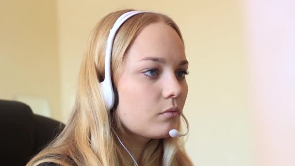 Girl communicates using headset. — Stock Video