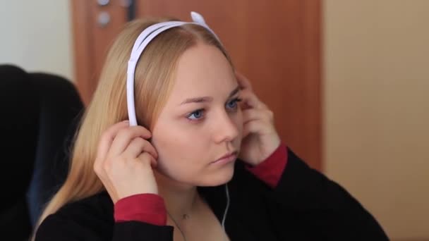 Chica se pone un auricular, auriculares y micrófono para el trabajo — Vídeos de Stock