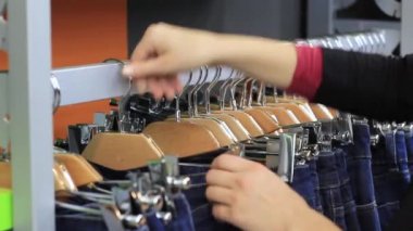 Kız kot pantolon içinde belgili tanımlık stok seçer.