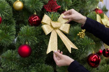 Noel ağacında Noel oyuncakları. Yakın plan.